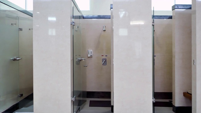 私人卫生间内部。公共浴室卫生间。公共建筑的男厕所。体育cinemagraph视频下载