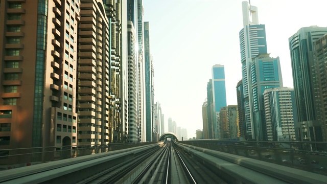 通往迪拜市中心的高速铁路视频素材