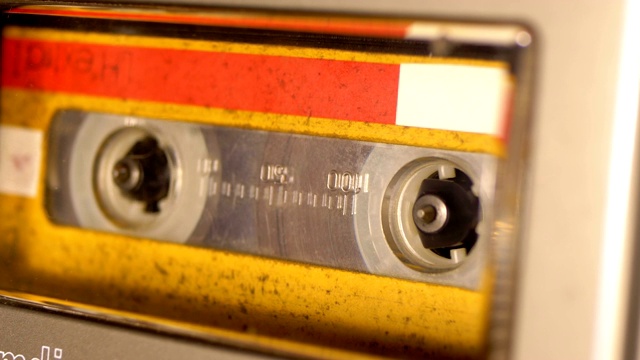 黄色盒式磁带在录音机中播放和旋转视频下载