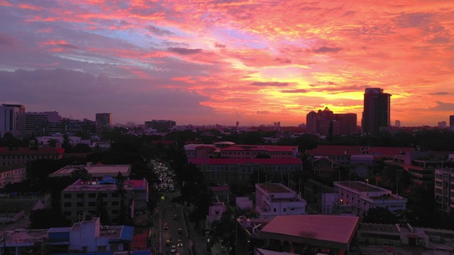 日落天空飞行班加罗尔城市交通街道空中全景4k印度视频下载