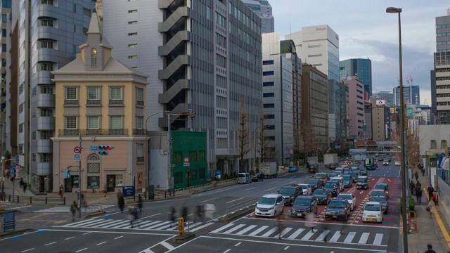 日本东京繁忙街道的一段时间，展示了繁忙的交通和移动的行人视频素材