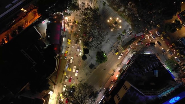 夜间照明班加罗尔城市交通街道广场空中全景4k印度视频下载