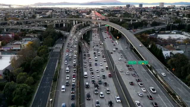 高速公路上的交通鸟瞰图视频下载