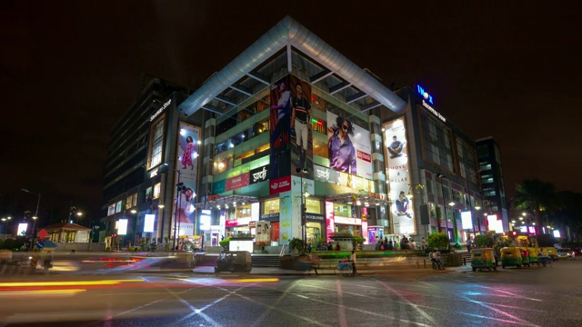 夜晚照亮班加罗尔市著名的购物中心前交通十字路口全景4k时间推移印度视频下载