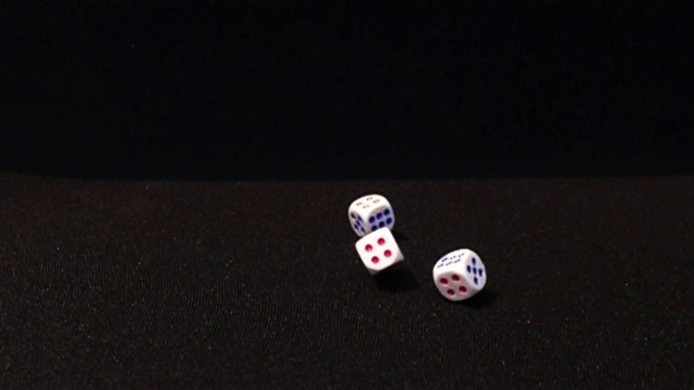 掷骰子到黑色背景的黑色地板上视频下载