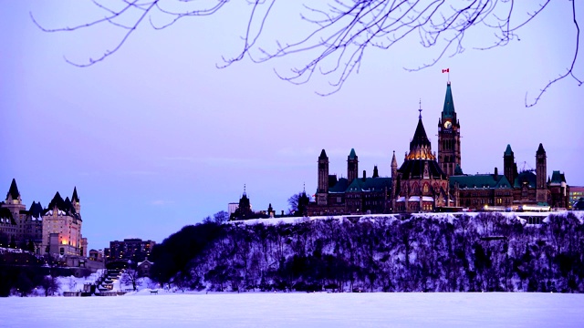 延时:加拿大议会，渥太华，安大略，加拿大传统，冰冷的河流视频素材