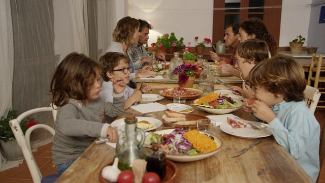 朋友和家人在餐桌上吃饭视频素材