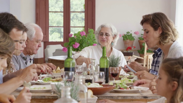 多代同堂的家庭在家里享受食物视频素材