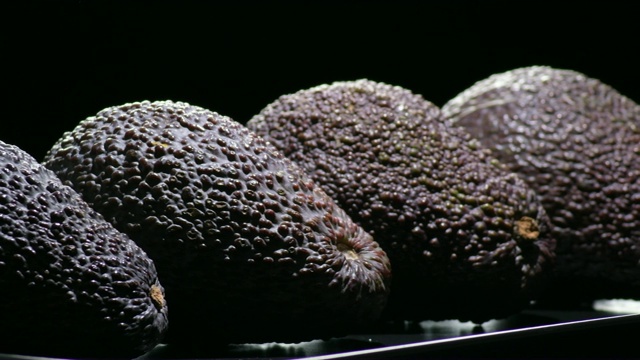 哈斯牛油果旋转在黑色背景视频素材