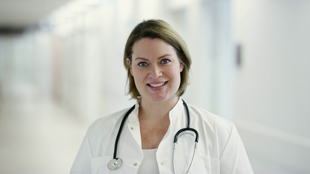 女性在医院的医学专业知识的肖像视频素材