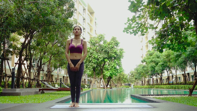 瑜伽的概念;年轻女子在做瑜伽运动视频素材
