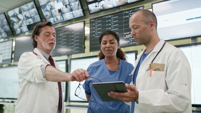 医生和护士在平板电脑上讨论视频素材