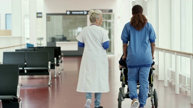医疗工作者与病人在轮椅上视频素材