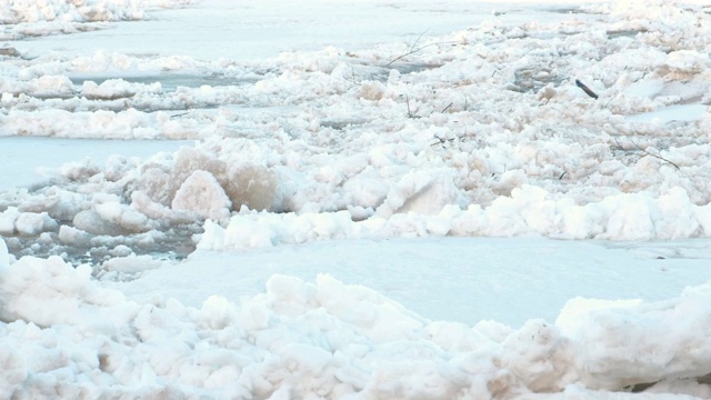 河上浮冰。移动的大浮冰靠近了。视频素材
