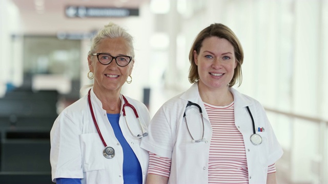 微笑的女性医疗专业人员的肖像视频素材