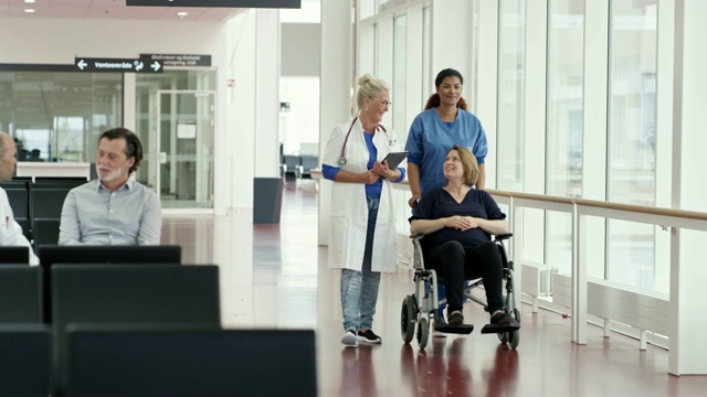 医护人员和病人在医院走廊视频素材