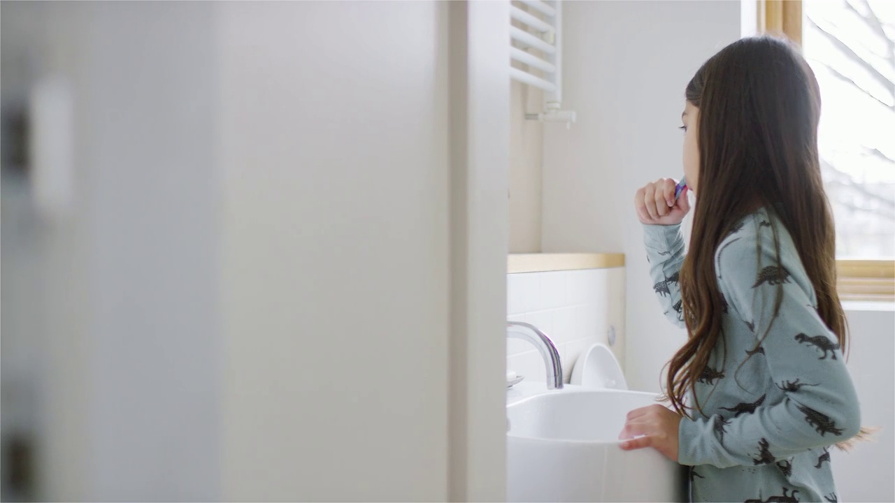 女孩在浴室刷牙的侧视图视频下载