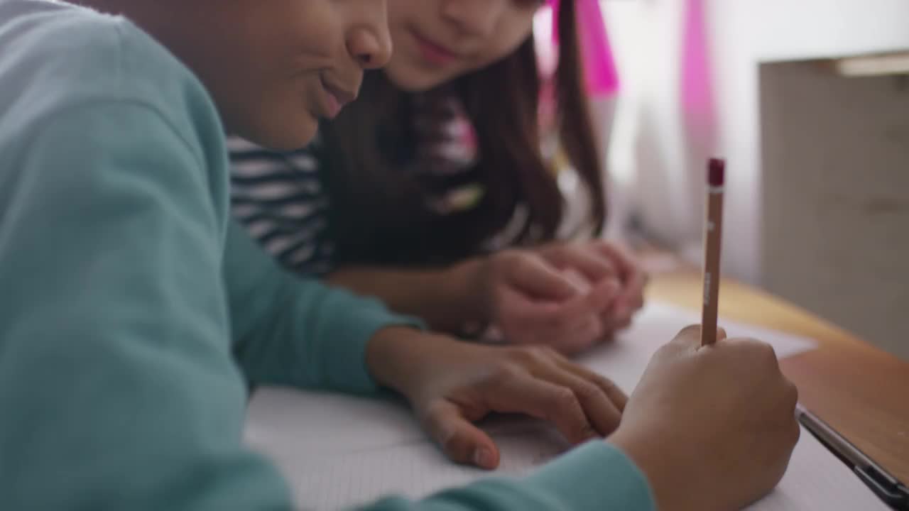 2个孩子在家里一起做作业视频下载