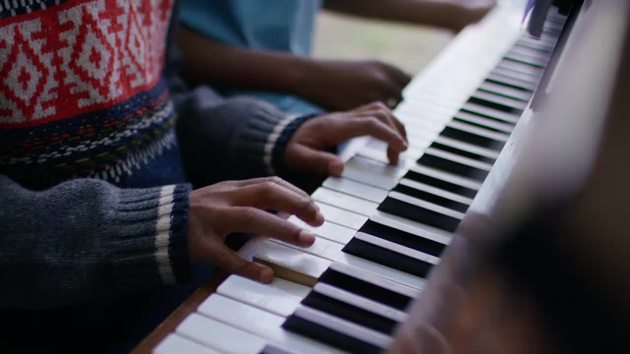 一个小男孩在家里弹钢琴视频下载