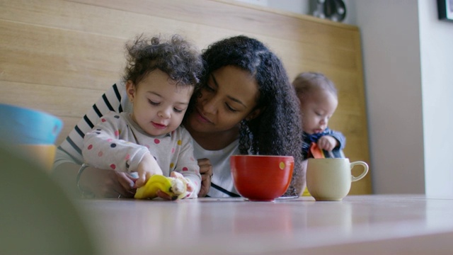 妈妈和小女儿一起吃水果当早餐视频下载
