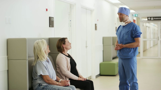 男医生在医院里和女医生聊天视频素材