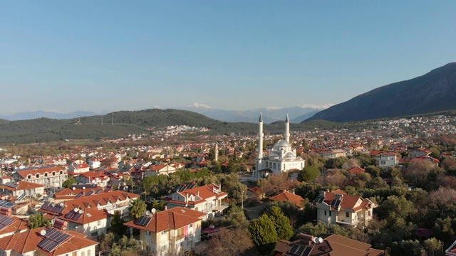 土耳其一个有清真寺的城镇的航拍图视频素材