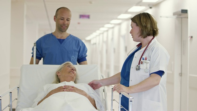 医生在轮床上安慰老年病人视频素材