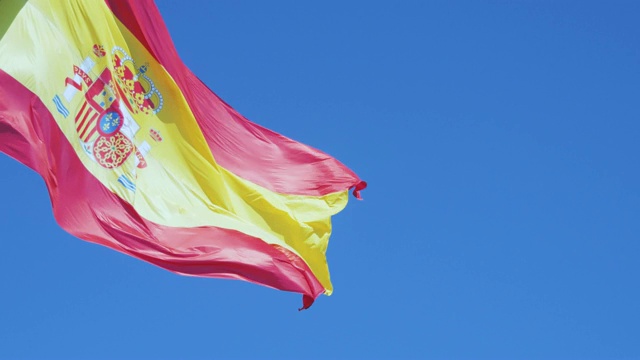 西班牙国旗在风中飘扬。视频素材