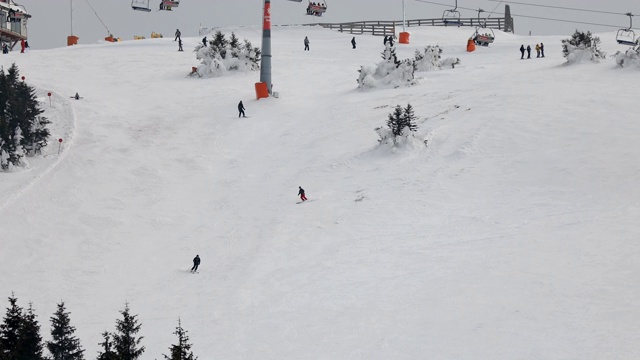 冬季滑雪场，滑雪缆车和人们在滑雪坡道上视频素材