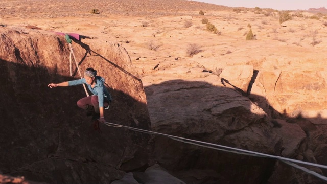 犹他州摩押的妇女在高空绳索上视频素材