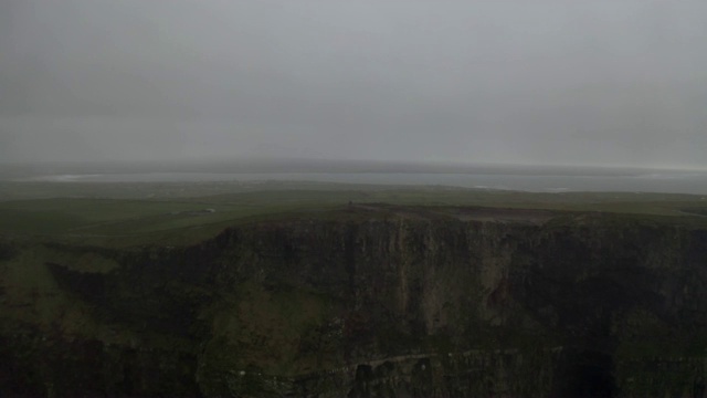 Aerial:风景优美的高原，在多雾的冬天，在崎岖的悬崖墙，爱尔兰克里视频下载