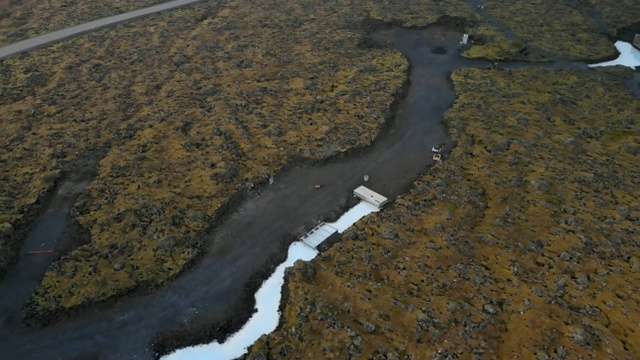 空中向后:风景冻结池塘在岩石平原在凯里，爱尔兰视频下载