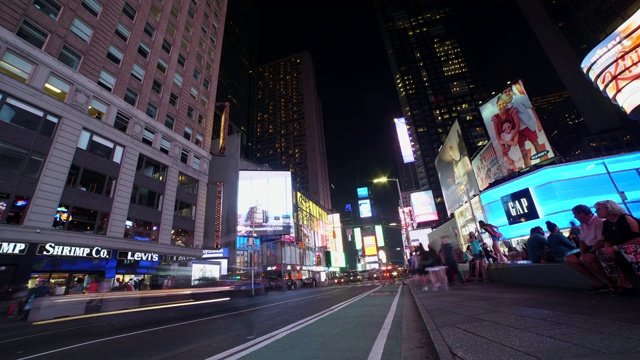时光流逝:纽约时代广场上过往的汽车游客和建筑视频素材
