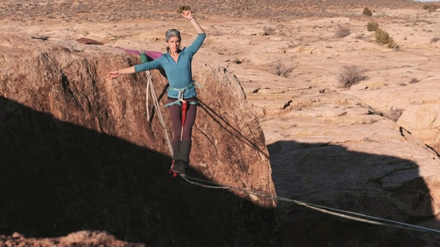 犹他州摩押的妇女在高空绳索上视频下载