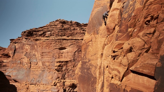 犹他州摩押的攀岩者视频下载