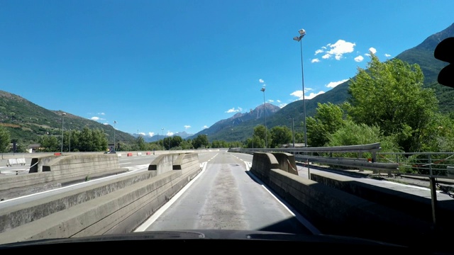 开车进入高速公路收费站，停下来，付款，然后开车离开，汽车旅行，在意大利的公路旅行视频下载