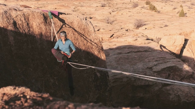 犹他州摩押的妇女在高空绳索上视频下载