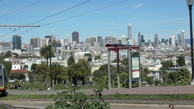旧金山多洛雷斯公园的城市列车视频下载