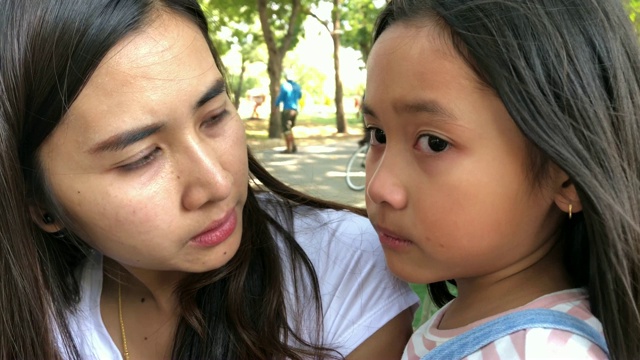 母亲照顾女儿，女孩哭泣，冲突观念视频素材