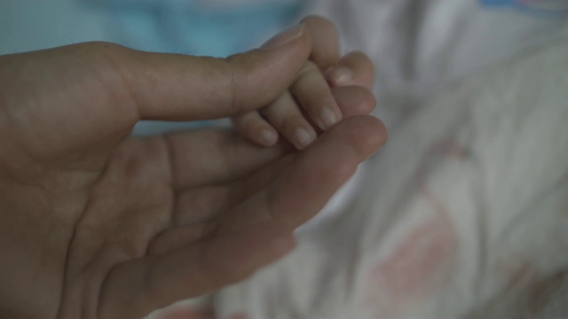 SLO MO，母亲手牵着新生婴儿的手视频素材