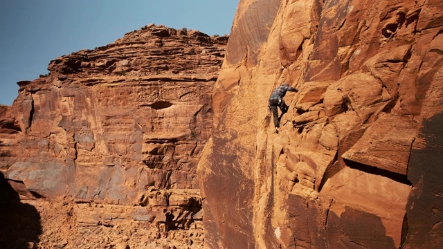 犹他州摩押的攀岩者视频素材