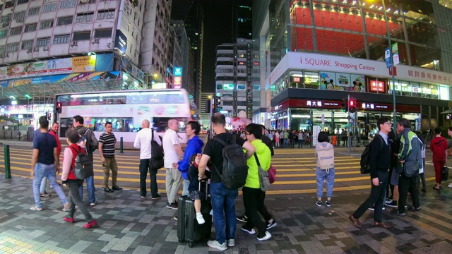 在香港尖沙咀散步或移动视频素材