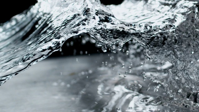 倒入冷却的纯净水。超级慢动作视频素材