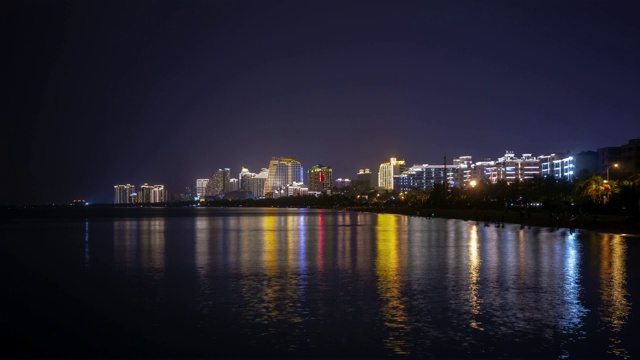 夜晚照亮三亚著名的海岸线，4k时间跨度的中国海南岛视频素材
