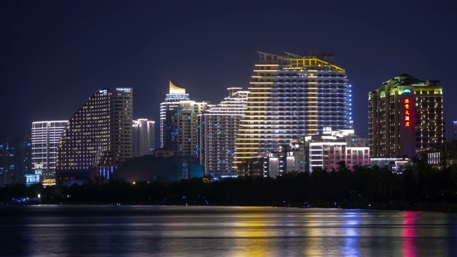夜晚灯光照亮三亚湾酒店前全景4k时间推移海南岛中国视频素材