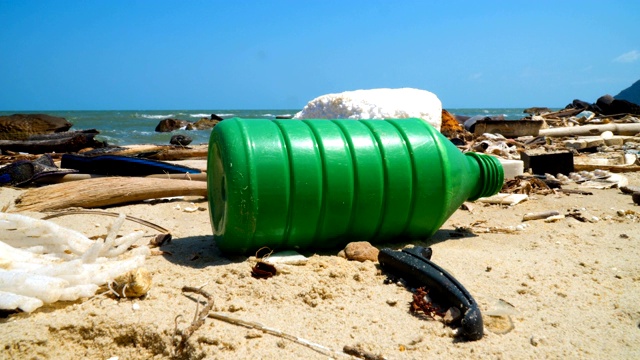 塑料垃圾乱丢在海滩上。环境污染视频素材