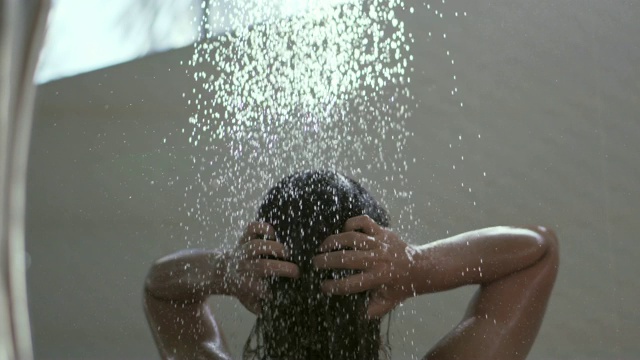 亚洲女人正在浴室里洗头发和沐浴视频下载