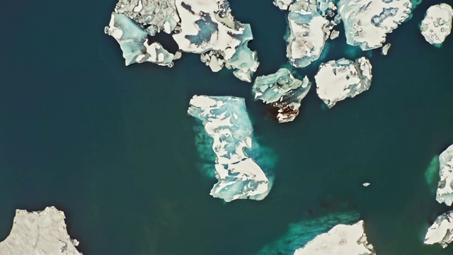 冰川冰山漂浮在冰岛泻湖的高角度视频视频下载