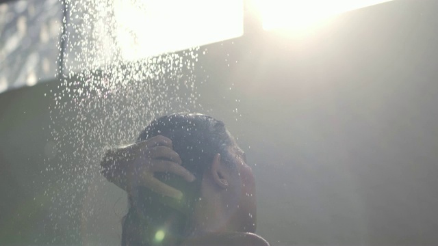 亚洲女人正在浴室里洗头发和沐浴视频素材