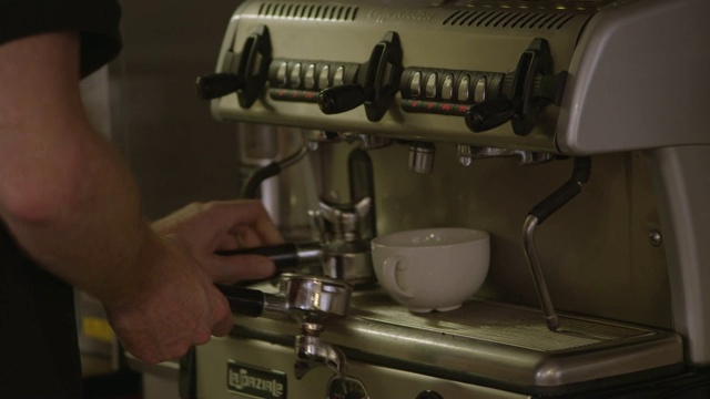 一个男人在用咖啡研磨机视频素材
